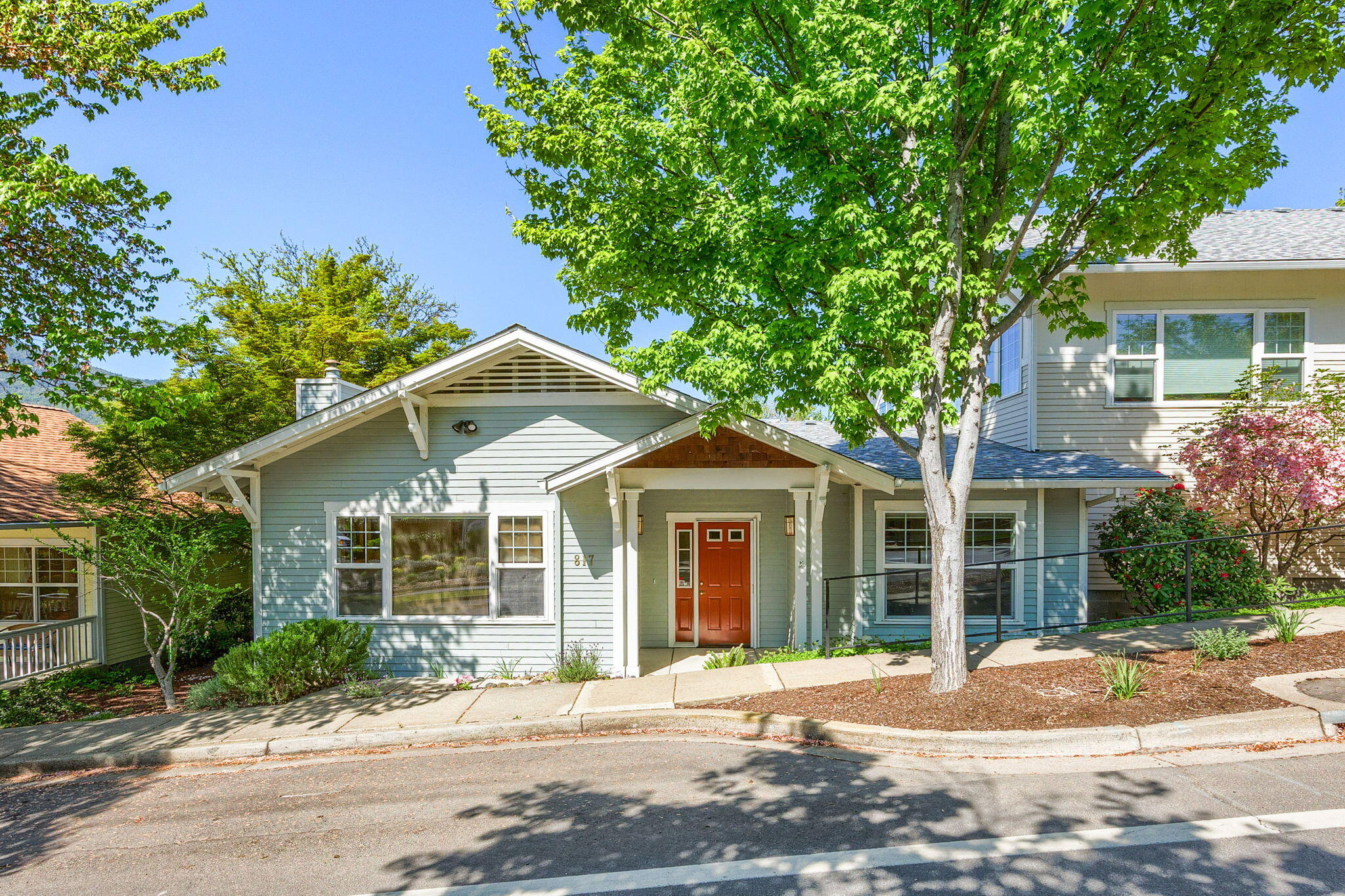 817 N Mountain  