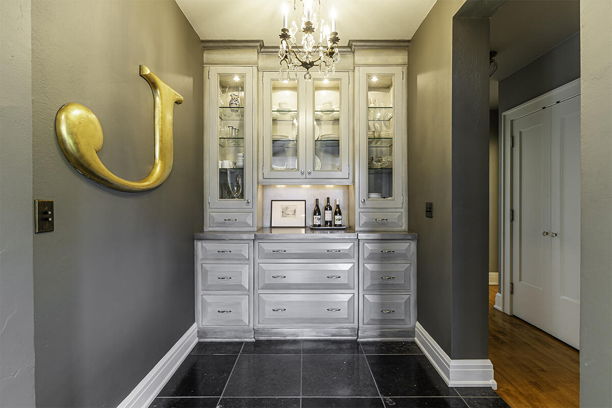 Butler's staircase leads to 2nd level.