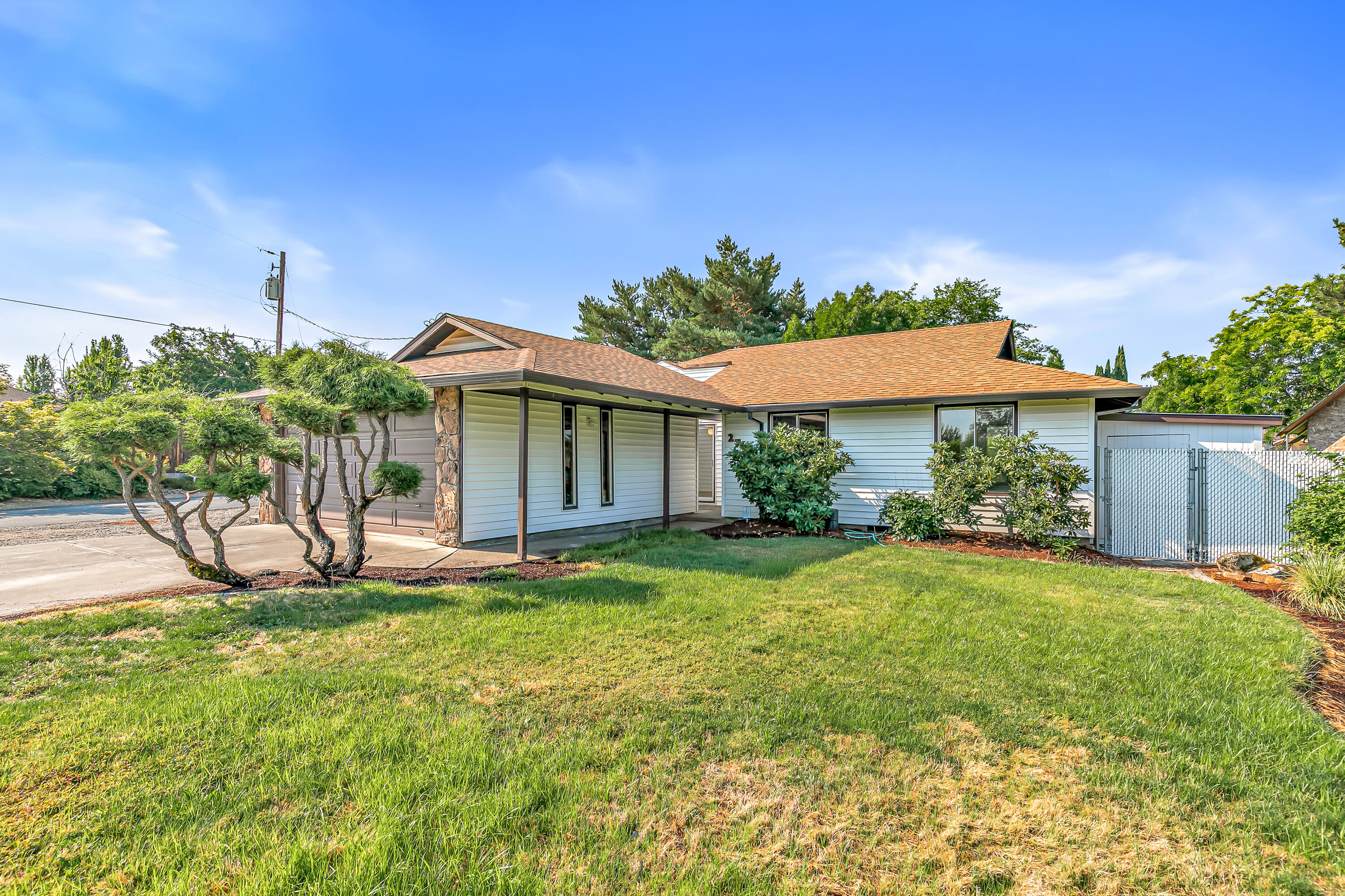  2762 E. McAndrews 